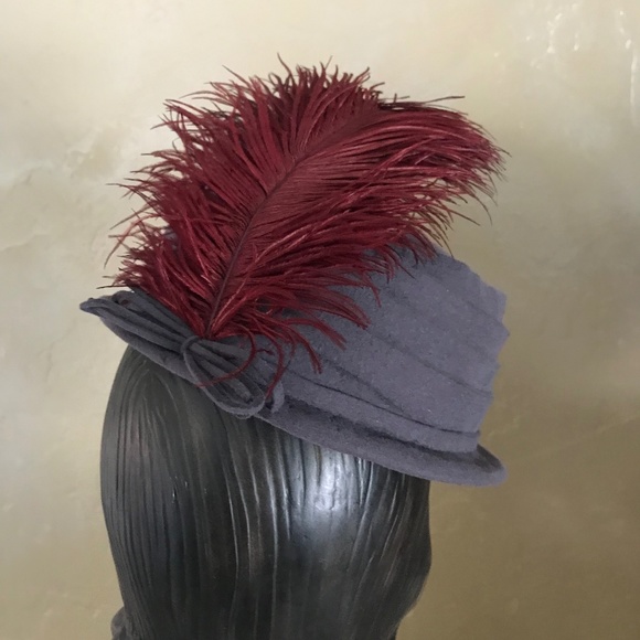 UNIQUE 1940s GRAY FELT BOATER HAT WITH BURGUNDY FEATHER main image 8